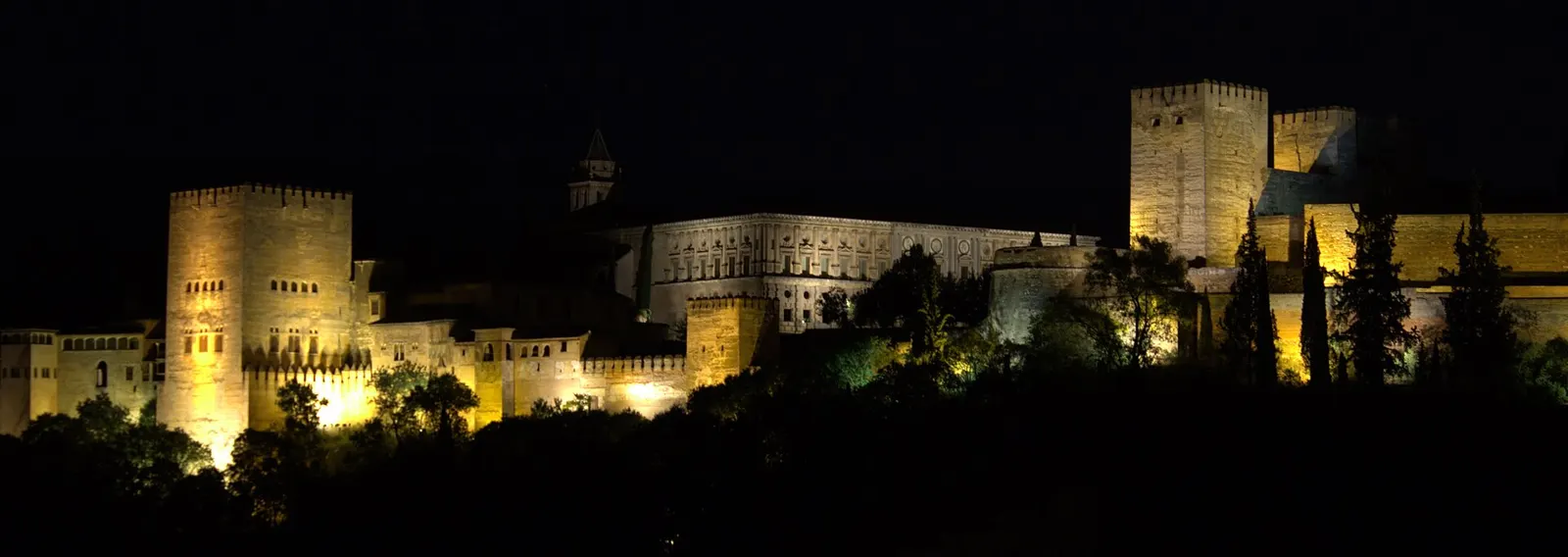 La Alhambra iluminada desde el mirador de San Nicolás